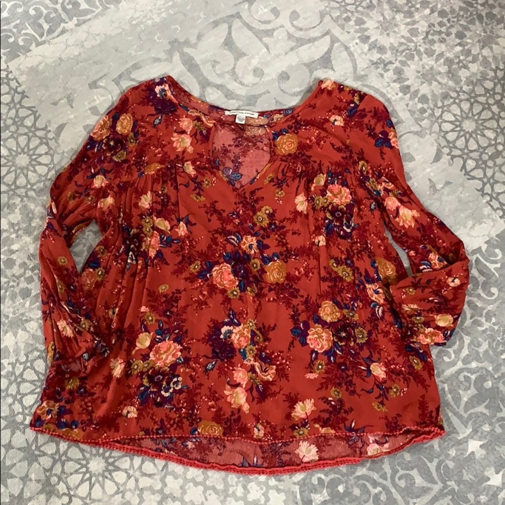 American Eagle peasant top with keyhole opening. S
